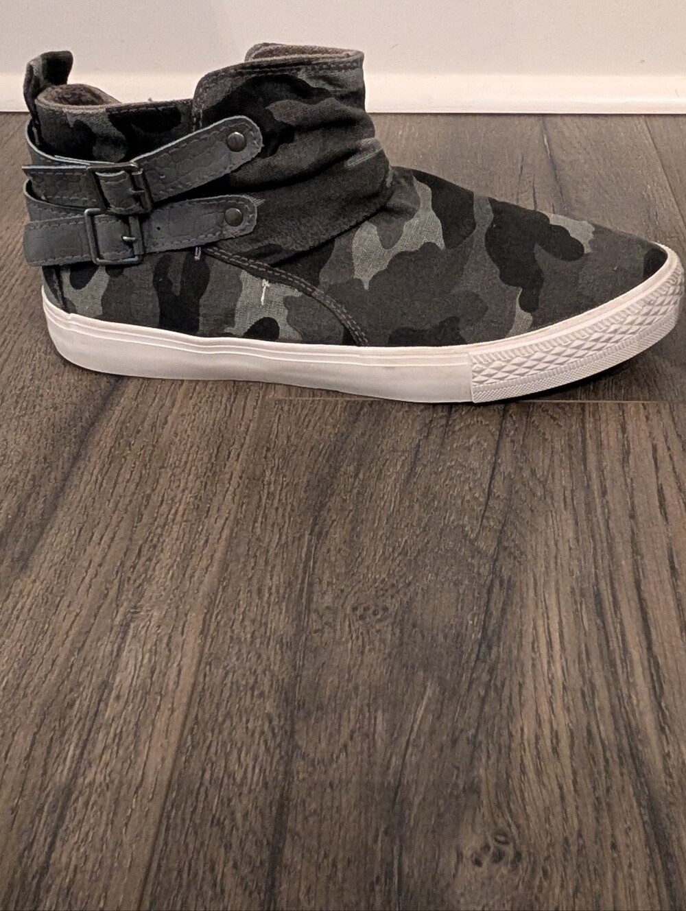 3/$12 🎉 Women's Camo Slip-On Sneakers -size 7.5 Black & Gray - Picture 2 of 6